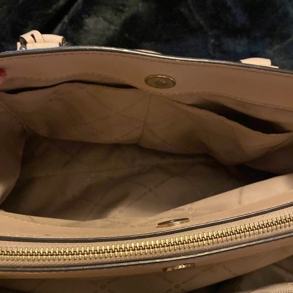 Michael Kors purse - Picture 4 of 5